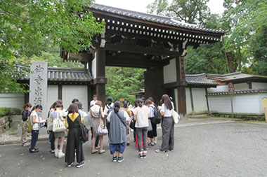 泉湧寺で、担当者による現地発表