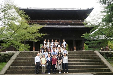 南禅寺の三門前で集合写真