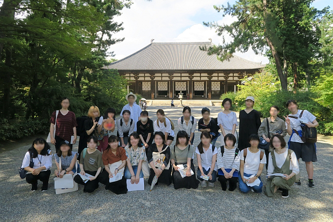 図１：唐招提寺で集合写真