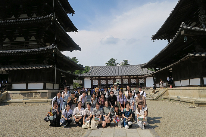 図２：法隆寺で集合写真