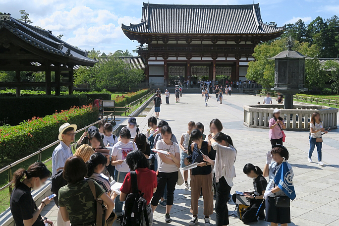 図４：東大寺。大仏殿に上がる前に事前勉強の成果を発表しています。