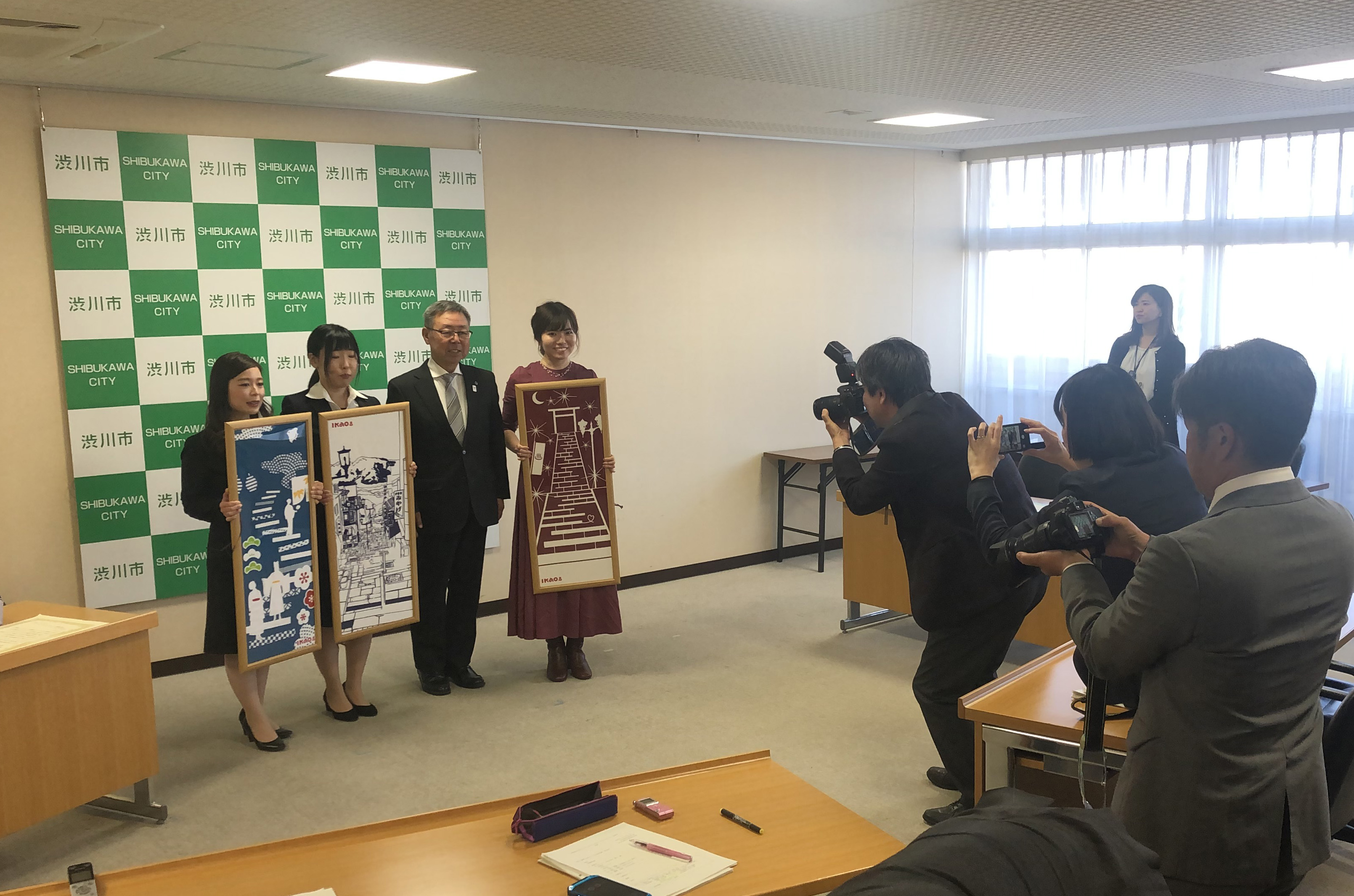 受賞者３名と渋川市長による記者会見の様子