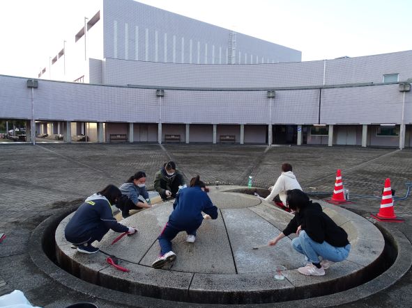本学屋外彫刻の調査・保存処理を学生たちが行いました