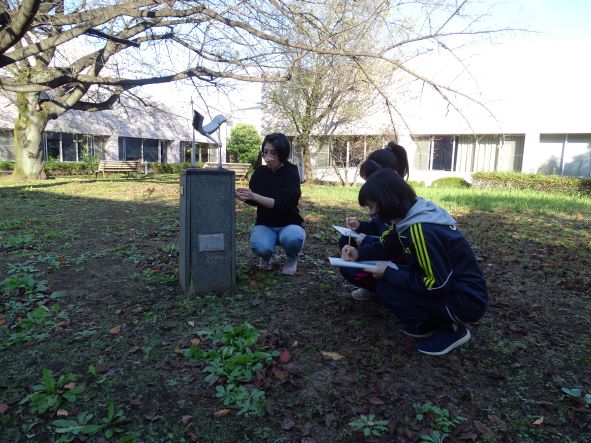 本学屋外彫刻の調査・保存処理を学生たちが行いました