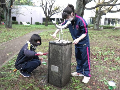 本学屋外彫刻の調査・保存処理を学生たちが行いました