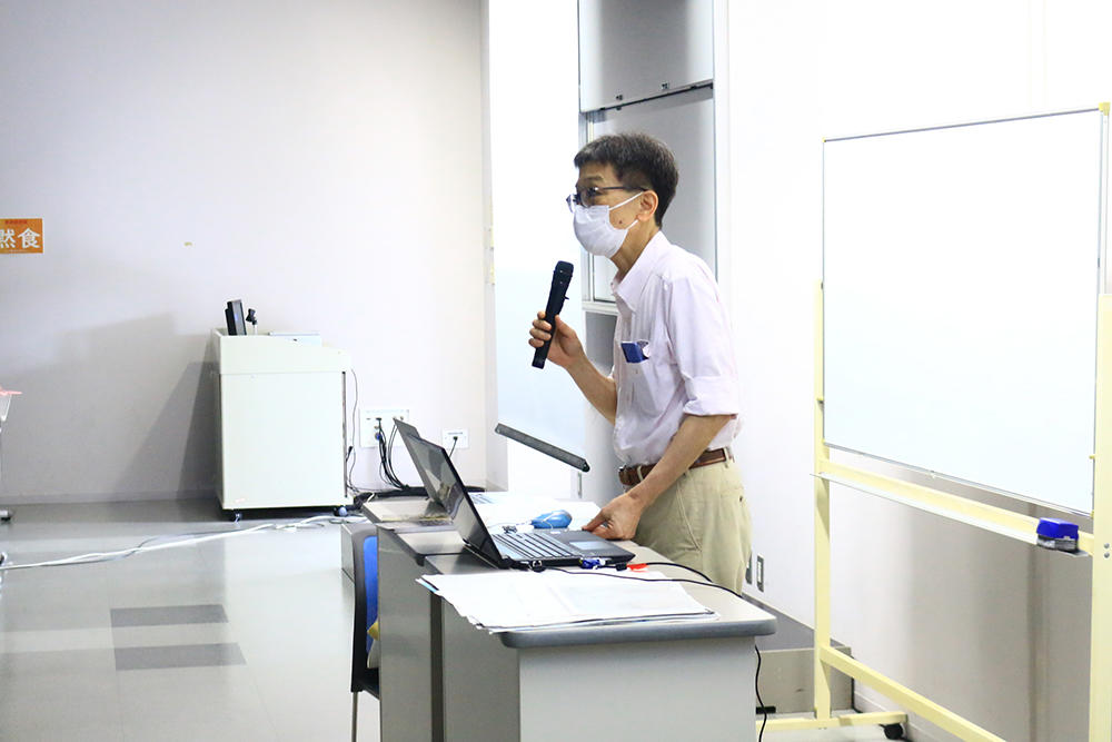 日本美術を担当している塩澤先生の模擬授業 「科学」として美術作品を「学ぶ」