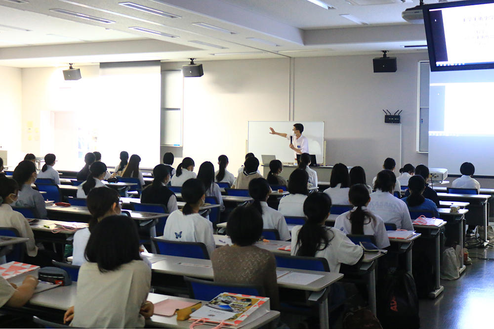 日本美術を担当している塩澤先生の模擬授業 「科学」として美術作品を「学ぶ」