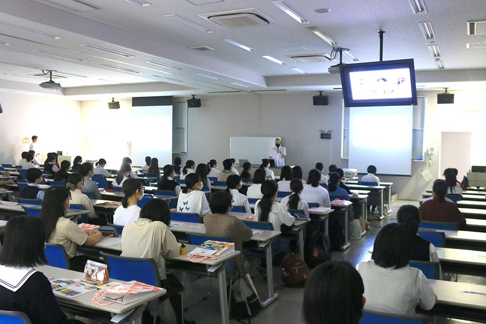 高橋先生による学科全体の説明からスタート。