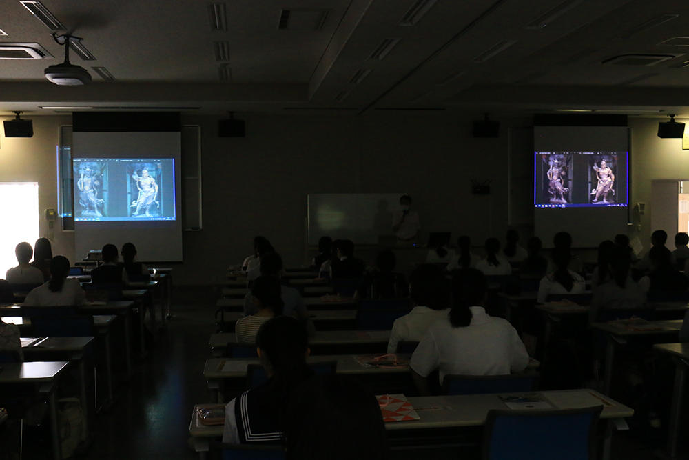 日本美術を担当している塩澤先生の模擬授業 「科学」として美術作品を「学ぶ」