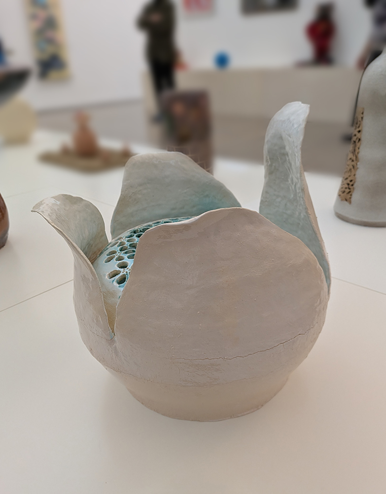 下道芽吹さんの陶芸作品《咲ききれずとも》　横から