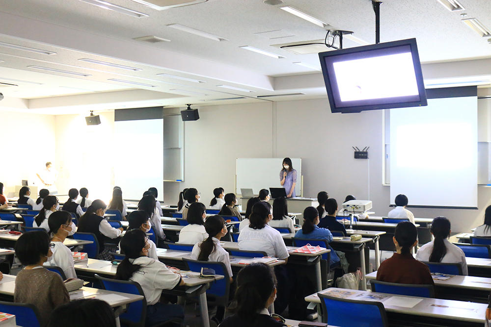 毎回、恒例になっている在校生2名による、大学生活の紹介がありました。
授業、ゼミの活動、部活などなど。
