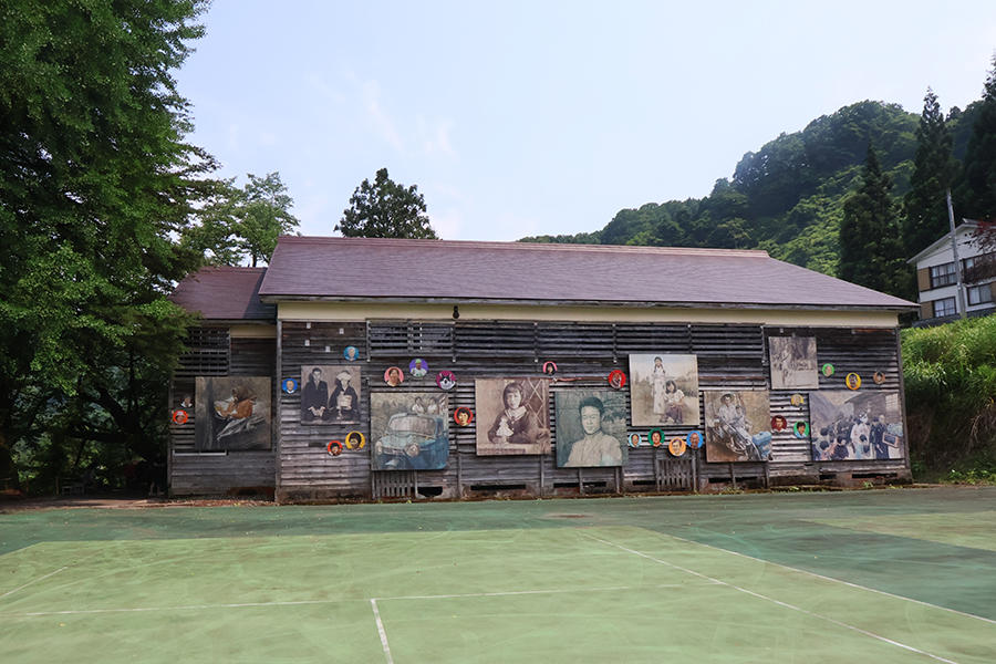 旧高倉小学校体育館外壁に2009、2022年に集落の方を描いた壁画を設置