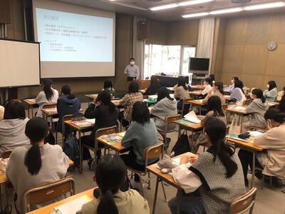 個人、団体に対応する様子