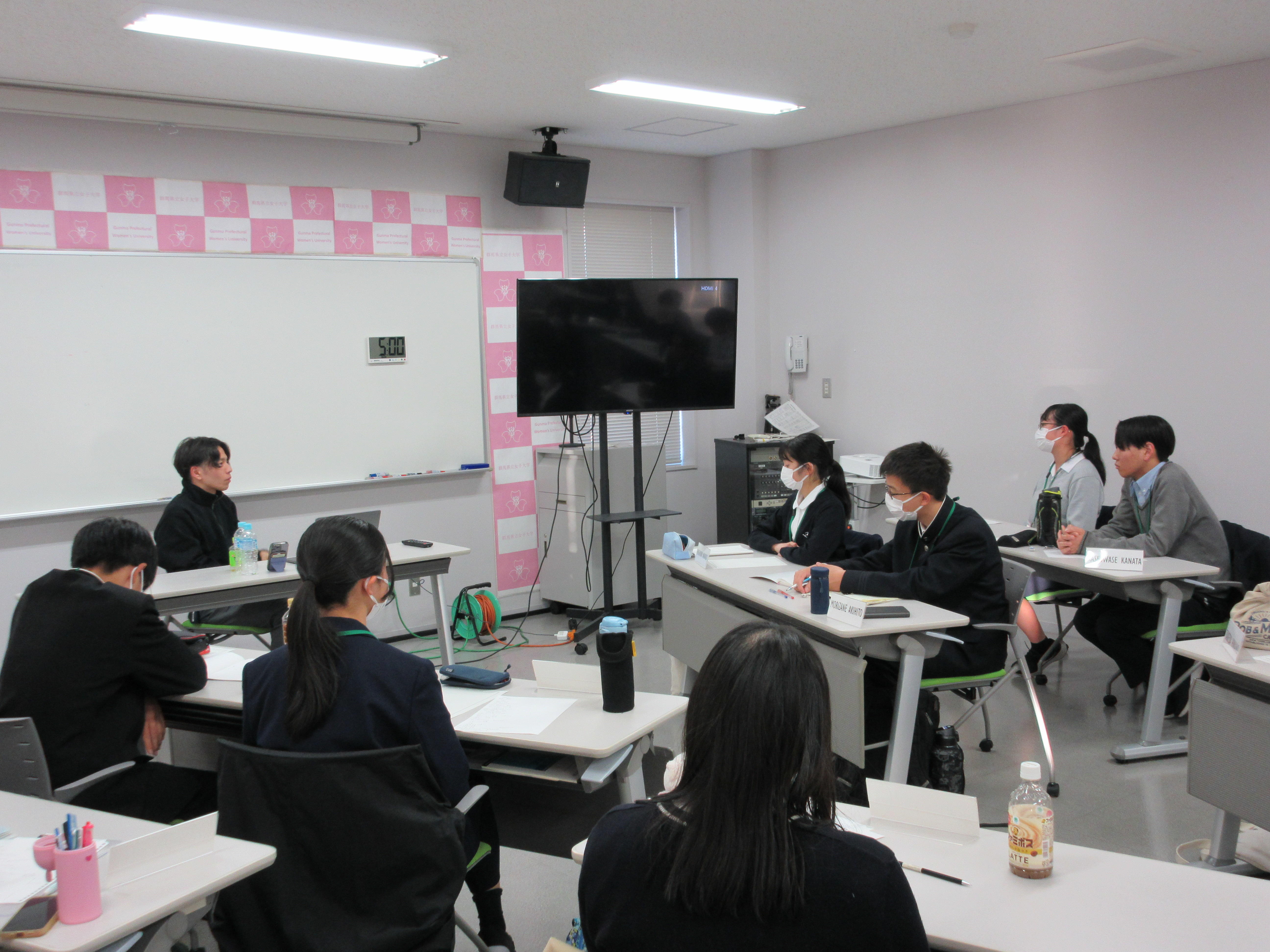 講義を行う富岡氏