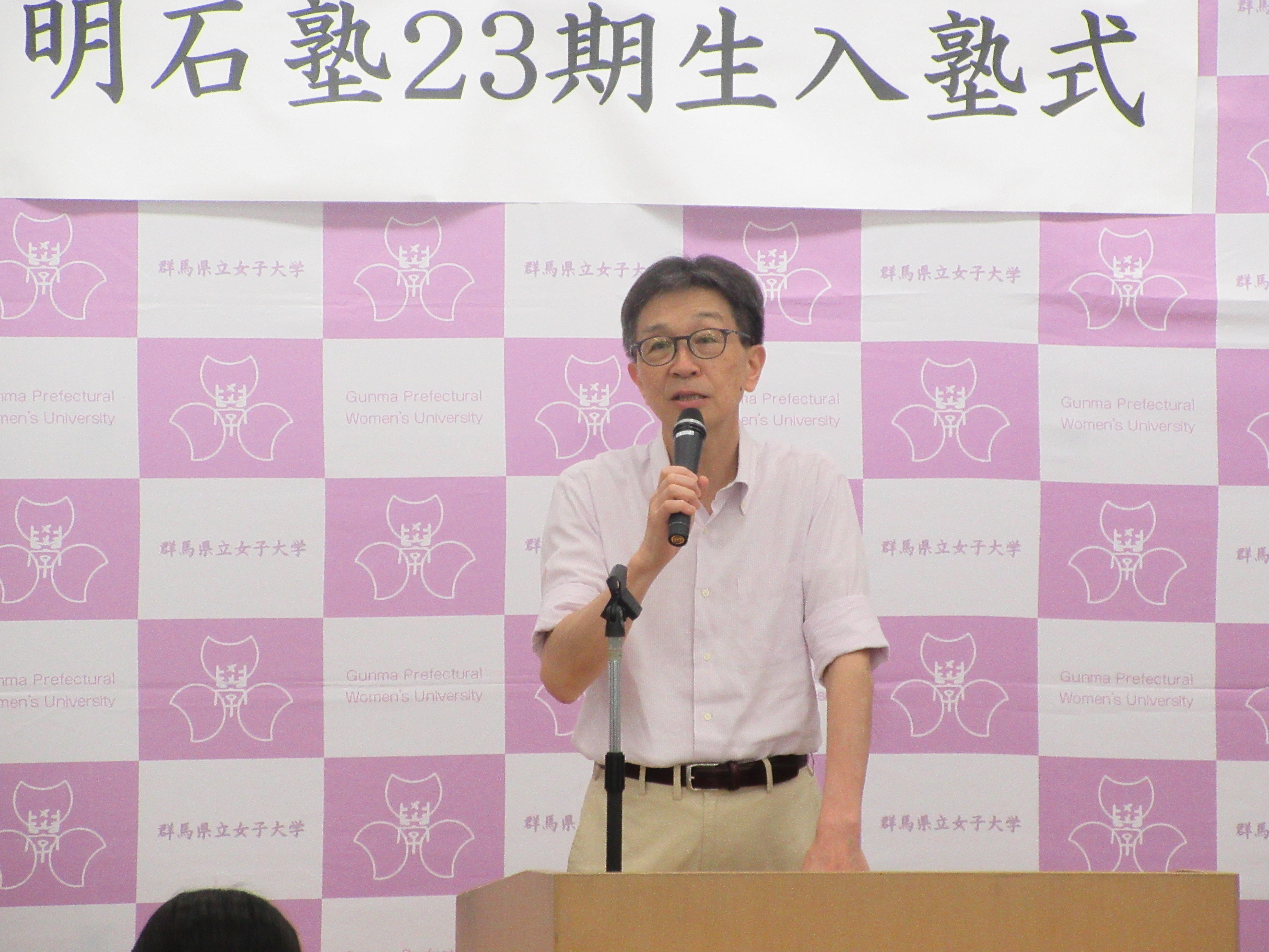 式辞を述べる塩澤塾長