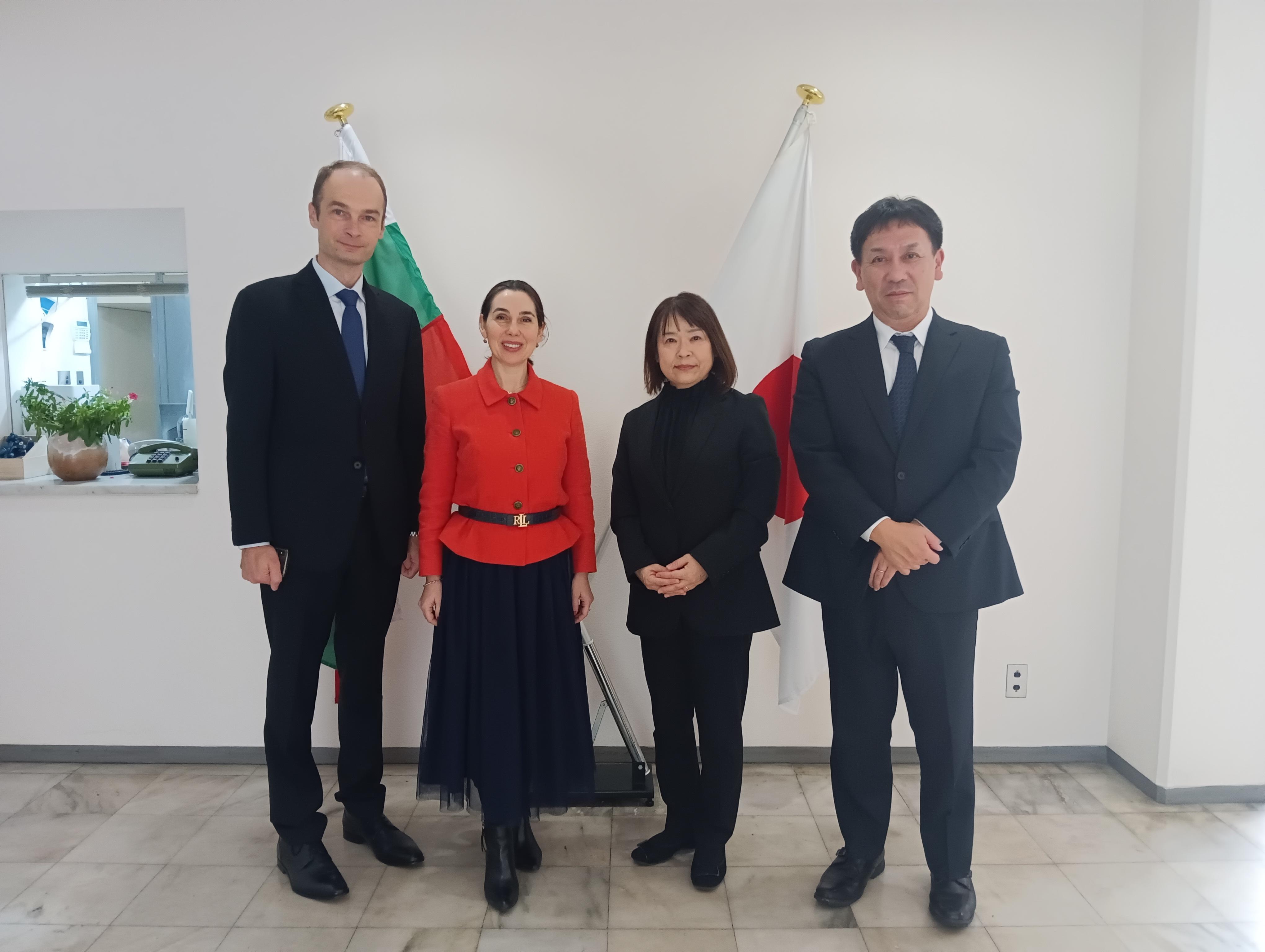 (左から)ペタル・ニコラエフ一等書記官、アラバジエヴァ大使、佐嶋女子大学事務局長、江原外国語教育研究所副所長