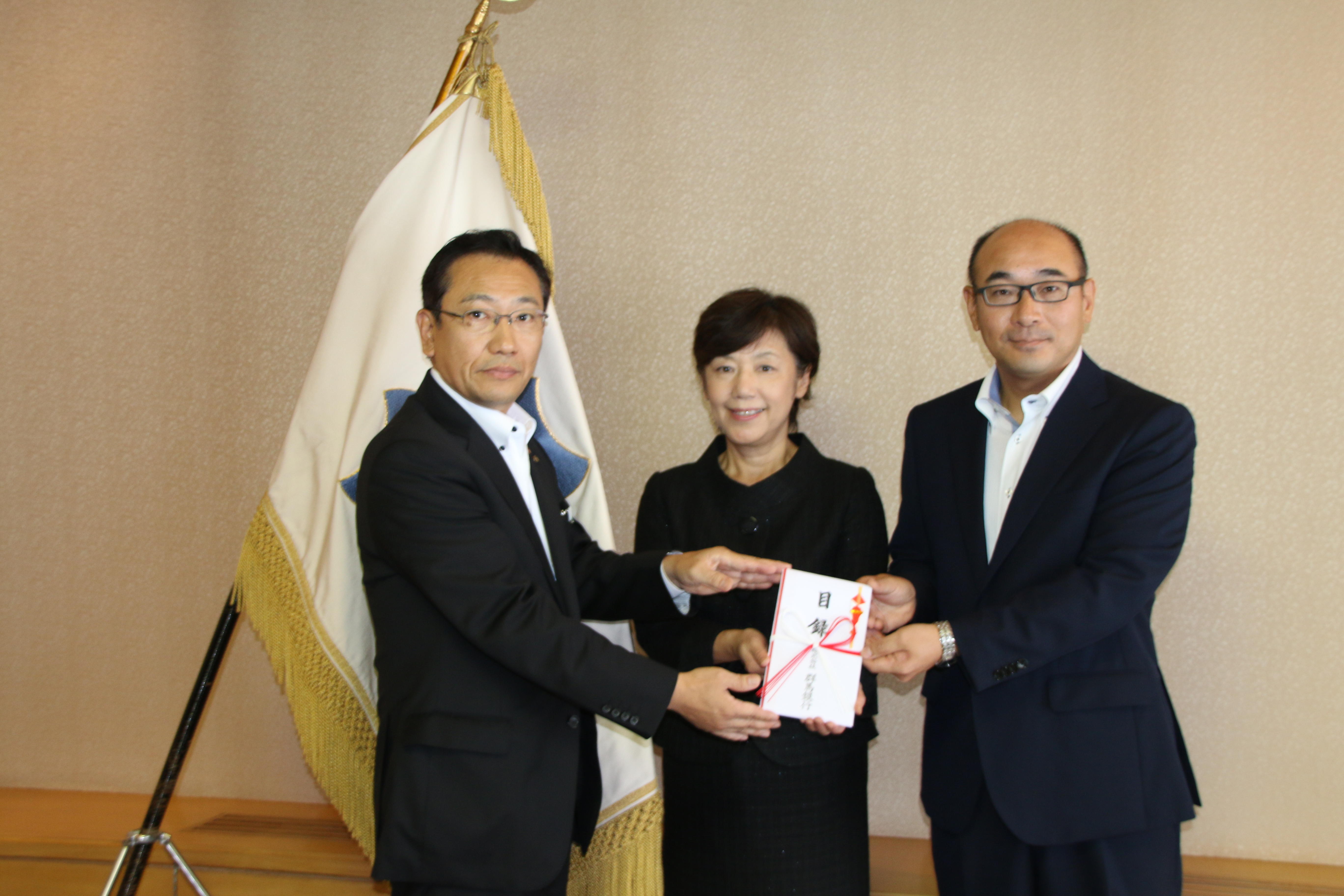 左から(株)群馬銀行太田支店堀江支店長様、小林学長、(株)オー・エス・ティ栗田社長様
