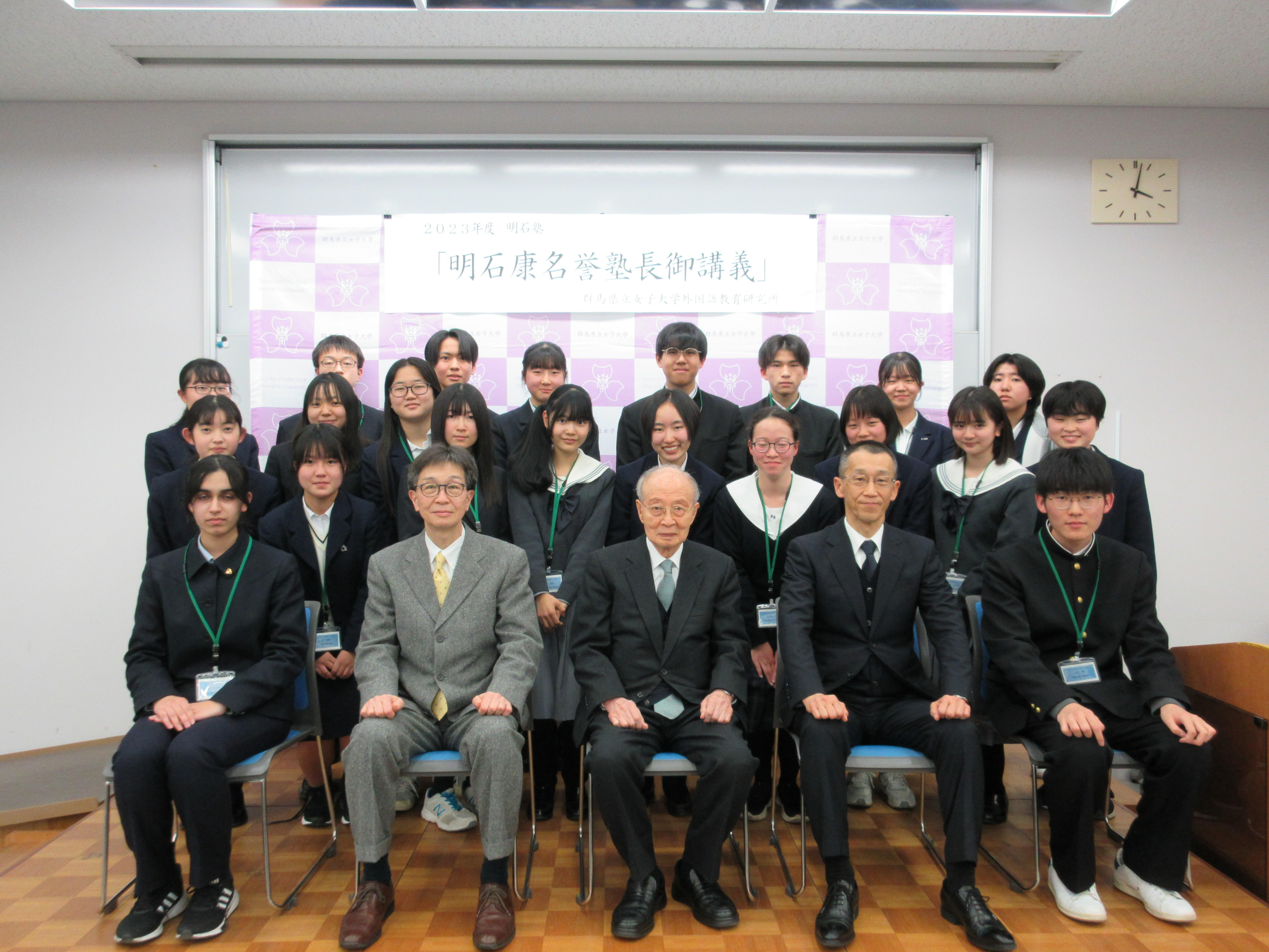 明石康名誉塾長を囲んで(左は塩澤寛樹学長、右は内田善規事務局長)