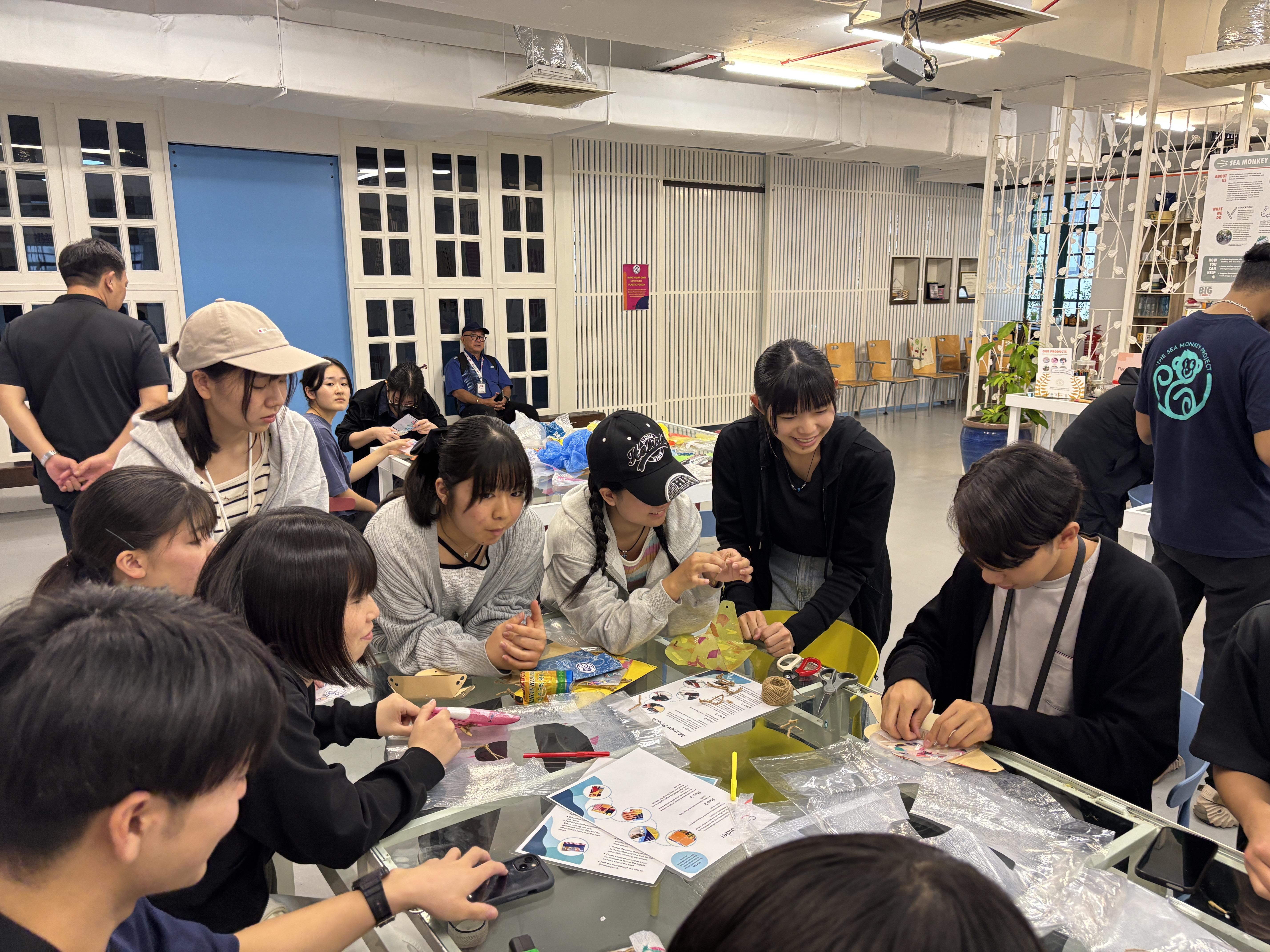 アースヘアでの創作活動の様子(マレーシア)