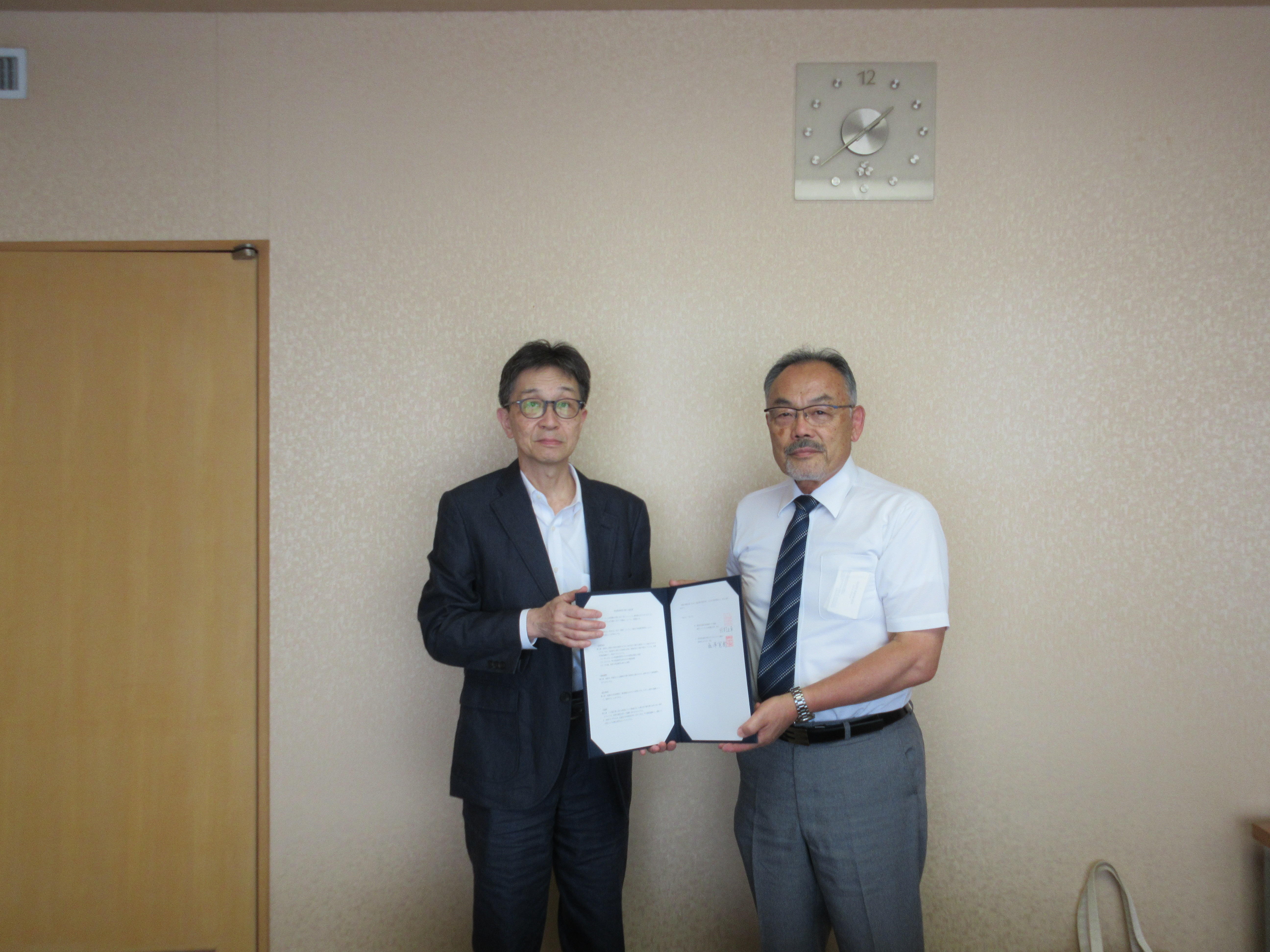 協定書を持っての記念撮影(左:塩澤学長、右:田村校長)