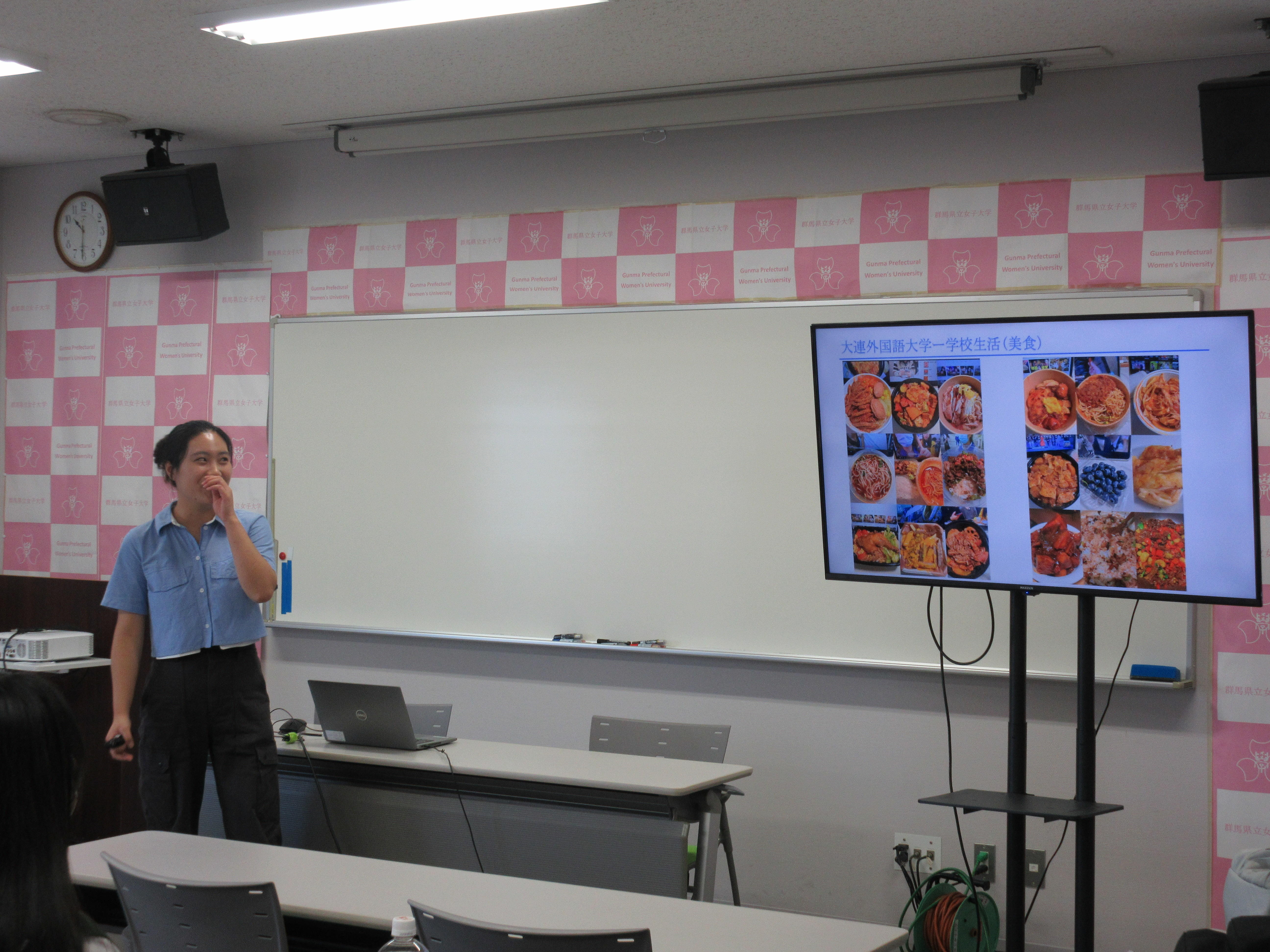 大連外国語大学からの留学生による説明