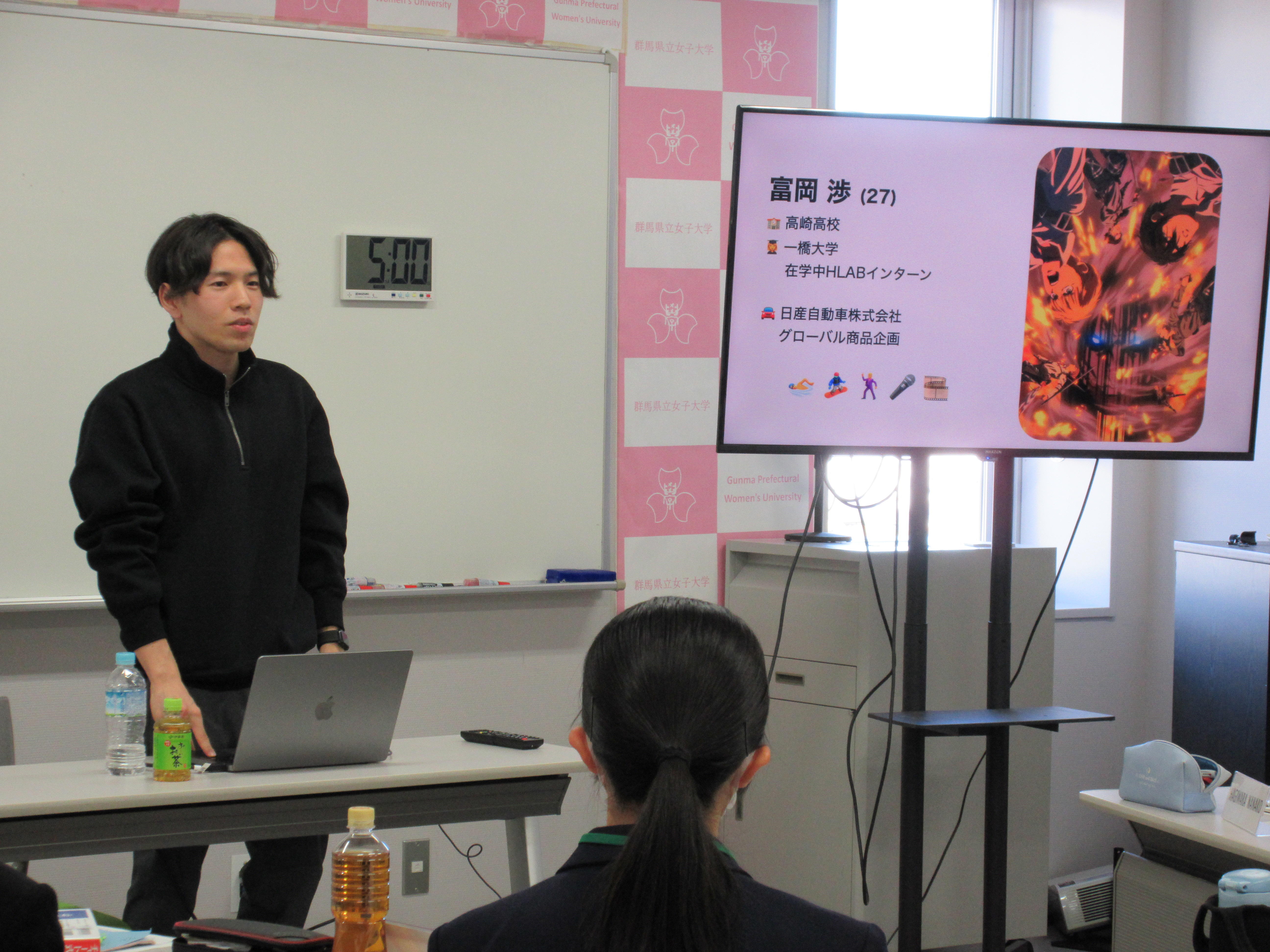 講義を行う富岡氏