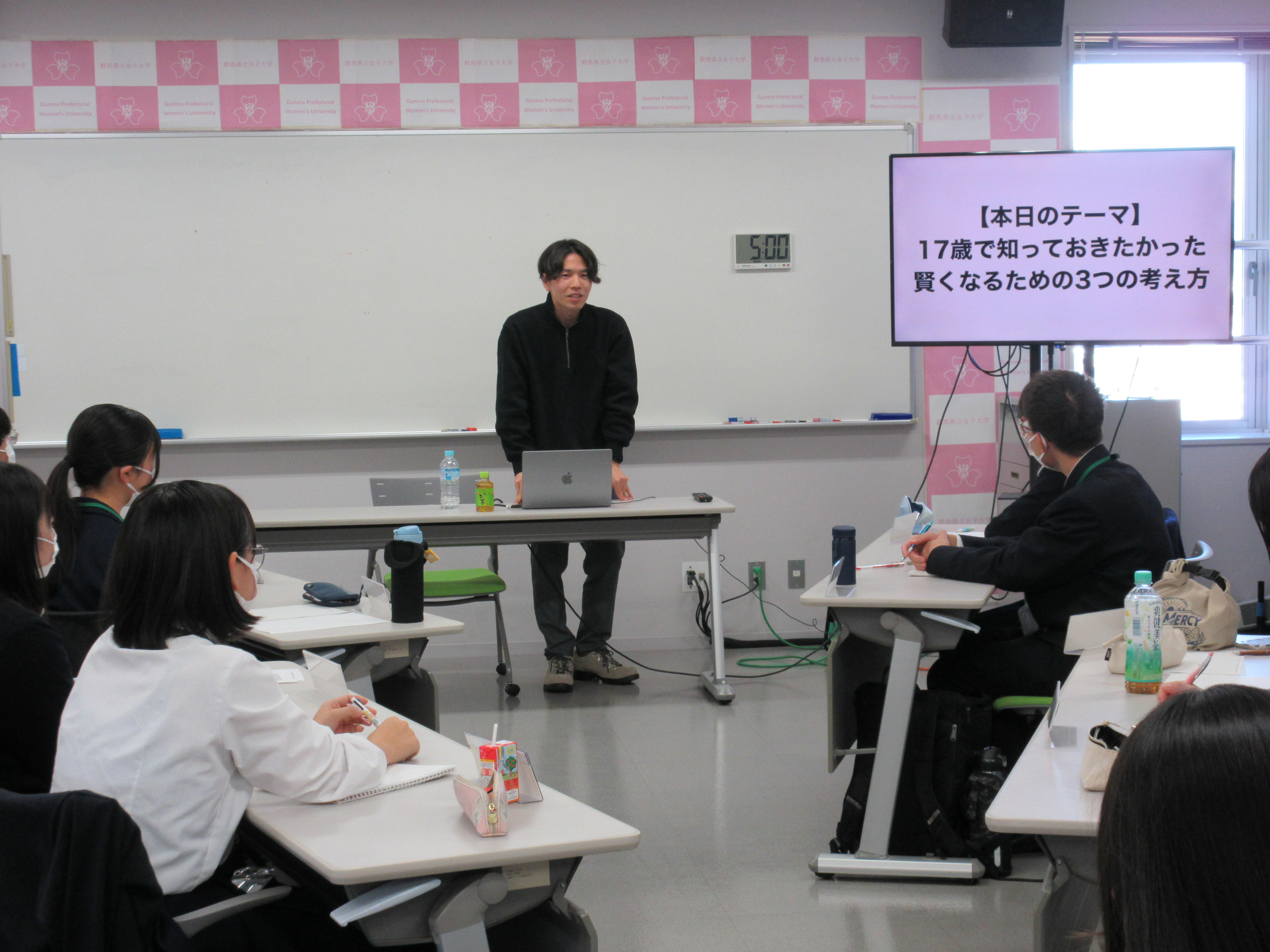 講義を行う富岡氏