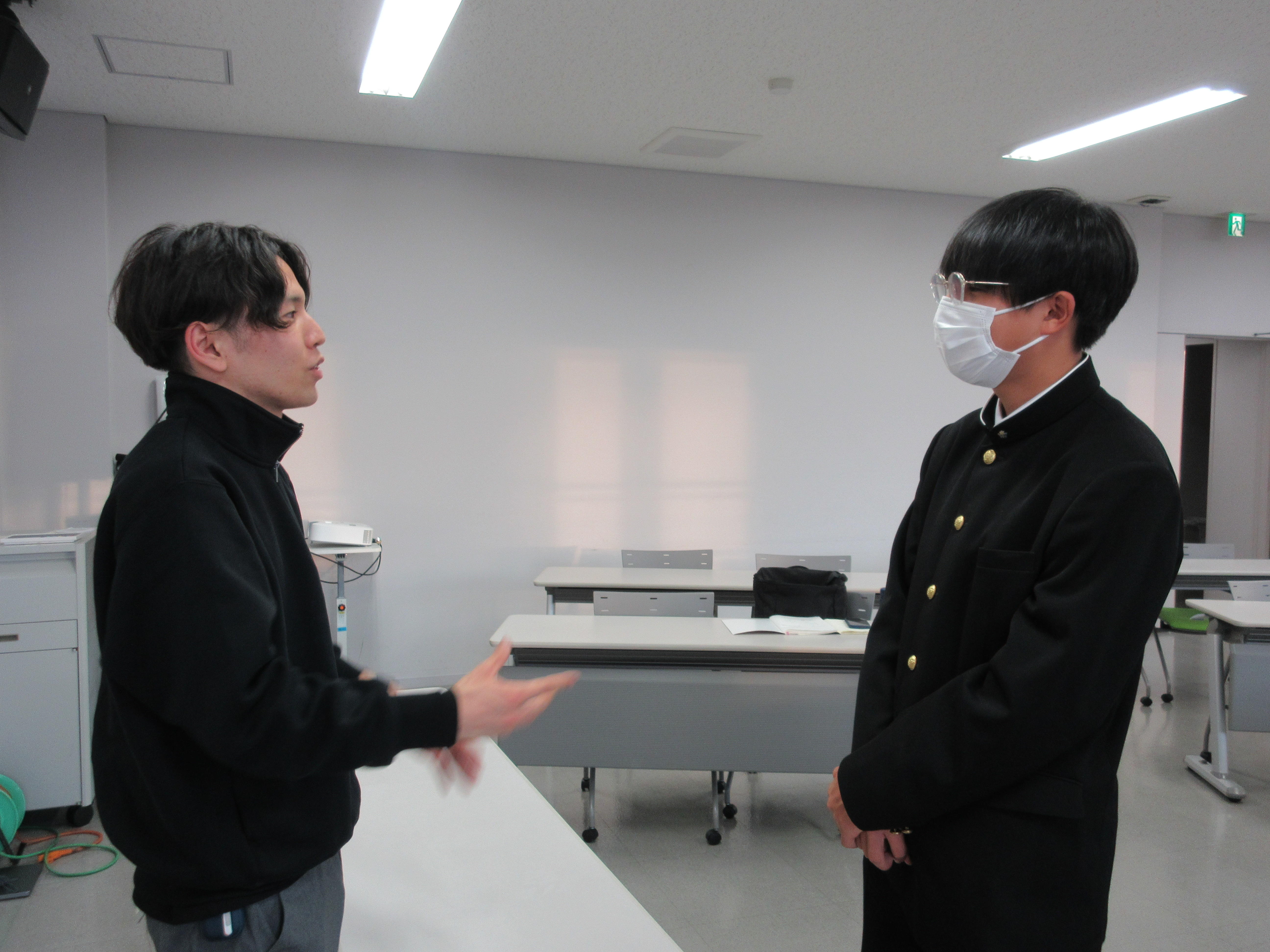 講義を行う富岡氏