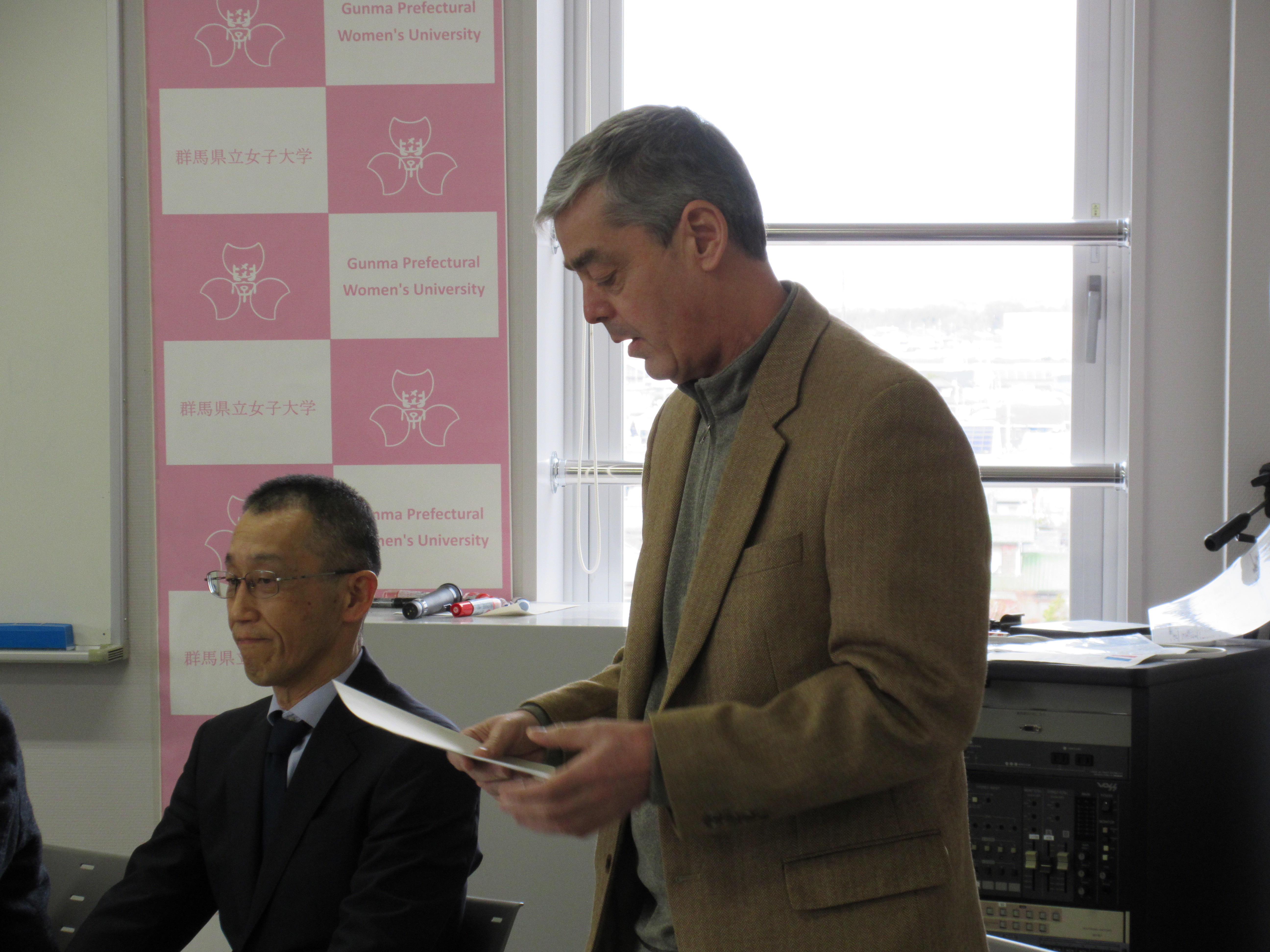 激励の言葉を述べるRodney Biddle国際交流委員長(左は内田善規事務局長)