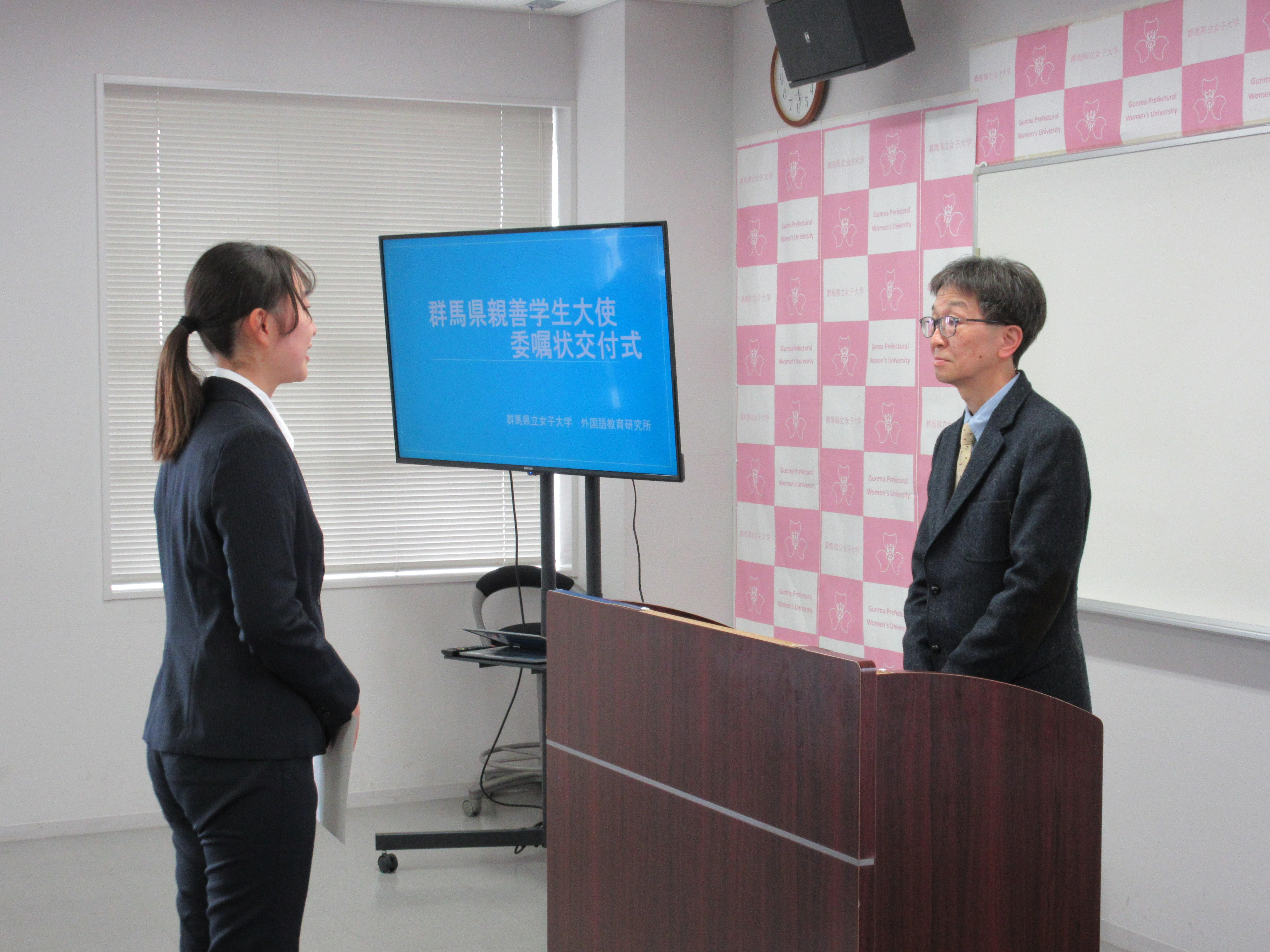 抱負を述べる親善学生大使代表の出村萌衣さん