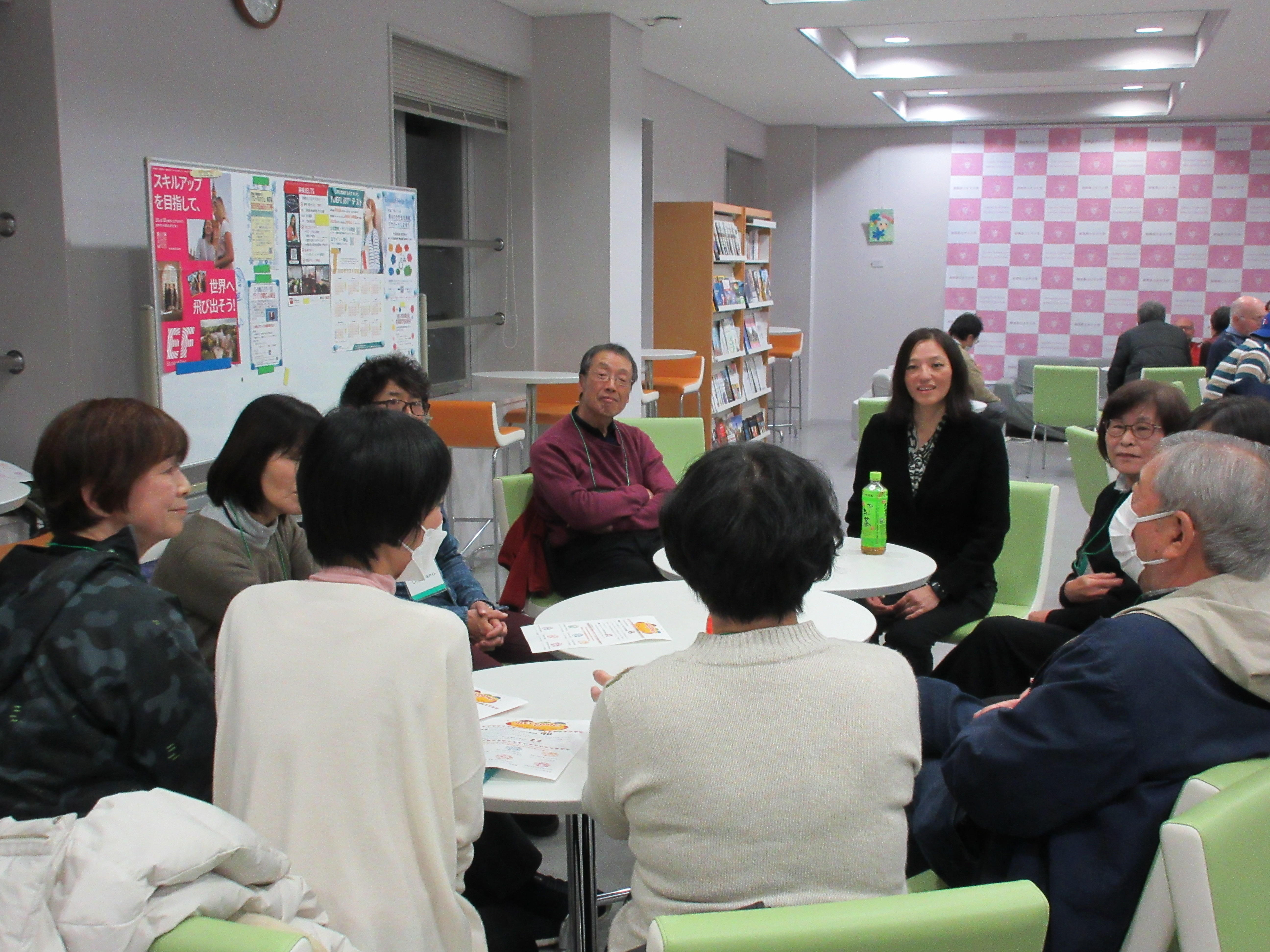 研究員と英会話を楽しんでいる様子