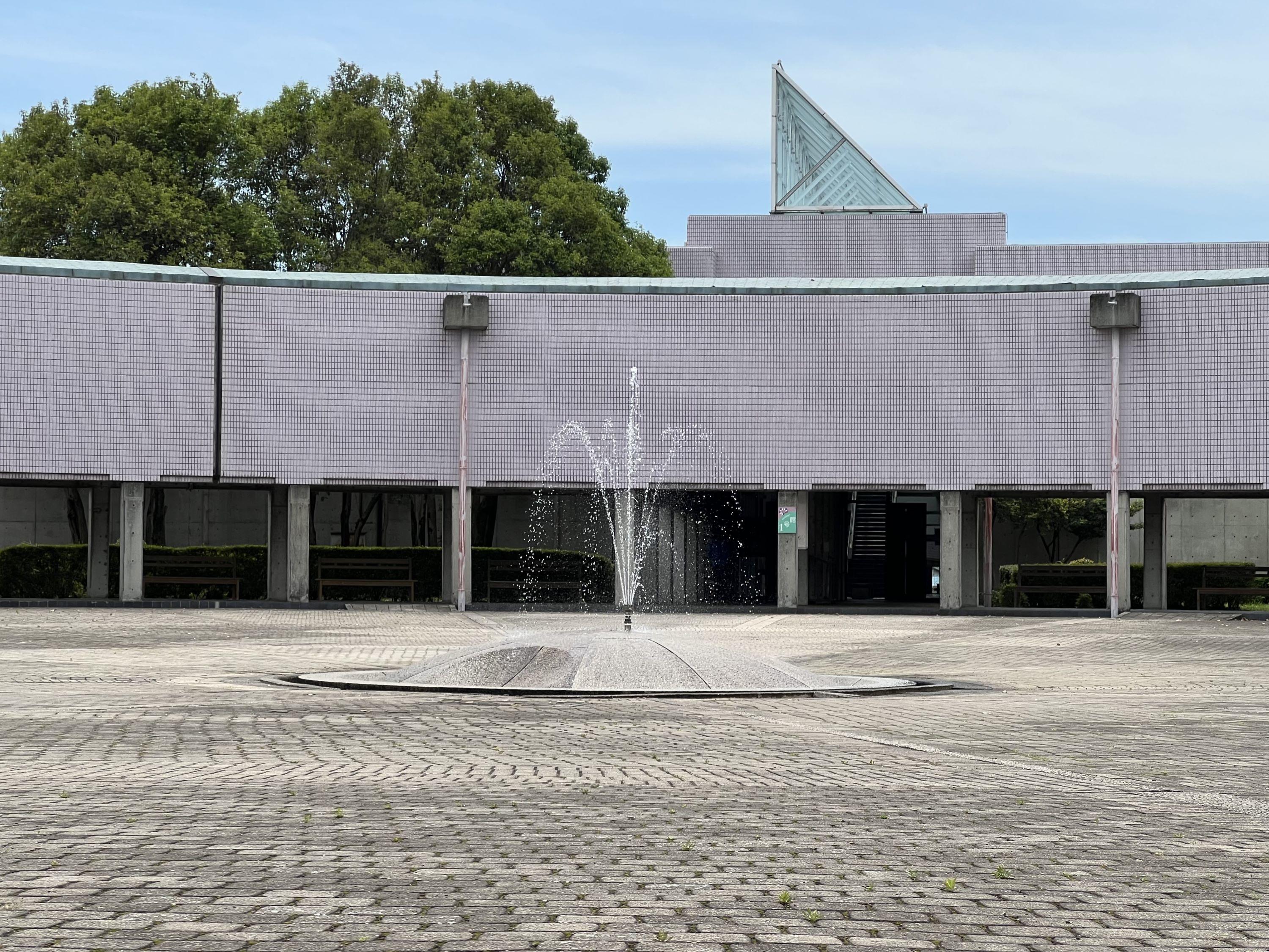 短時間の作業でしたが、噴水の周縁部には白さが戻ったようです。