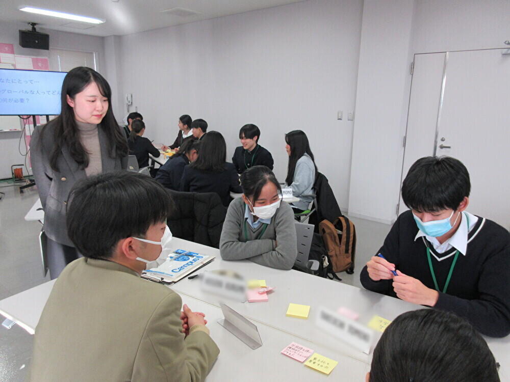塾生の議論を聞く藤井さん