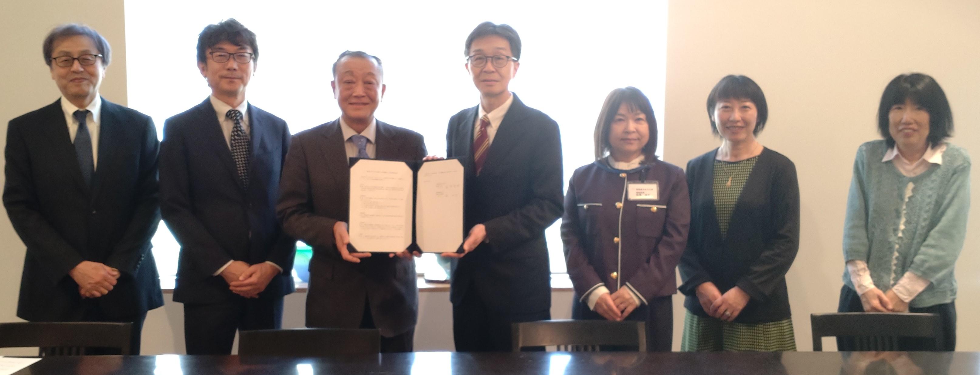 （左から）小林徹文学部長、堀館長、岡部昌幸特別館長、塩澤学長、佐嶋洋子女子大学事務局長、藤沢桜子教授、神尾玲子近代美術館次長