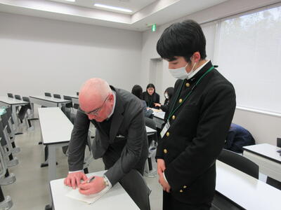 発表に向けて研究員と個別練習をする高校生2