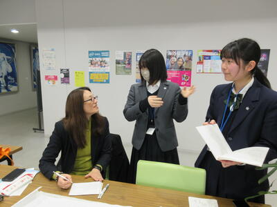 発表に向けて研究員と個別練習をする高校生1