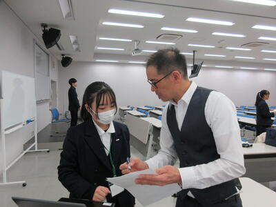 研究員との成果発表に向けた練習2