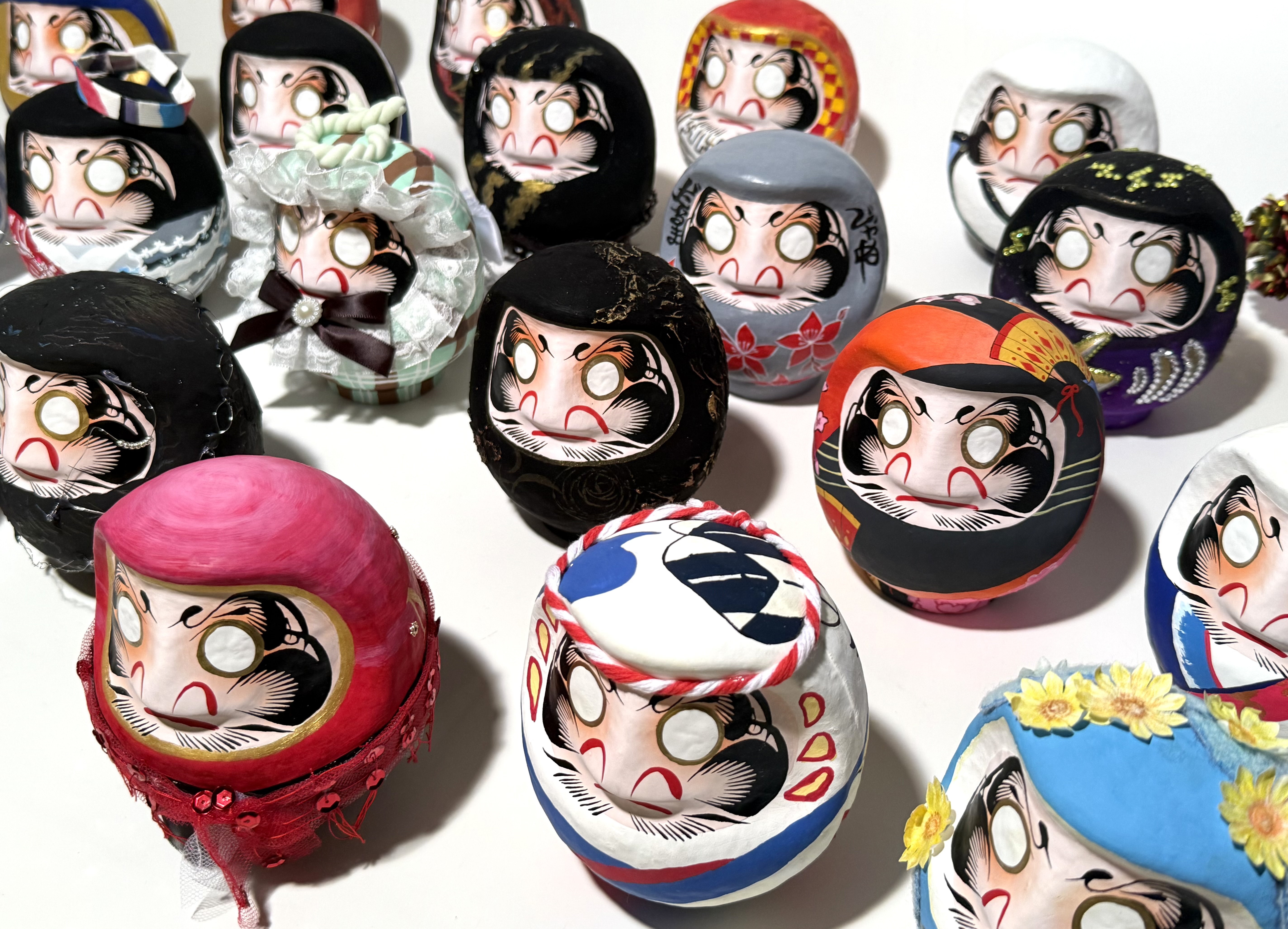 p59 学生たちの活躍　11_美学たかさきフェスティバルノベルティだるま1.jpeg