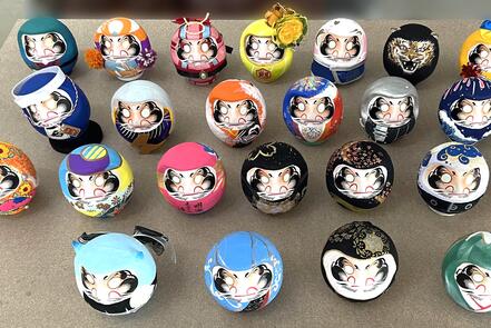 学生たちの活躍　ノベルティだるま