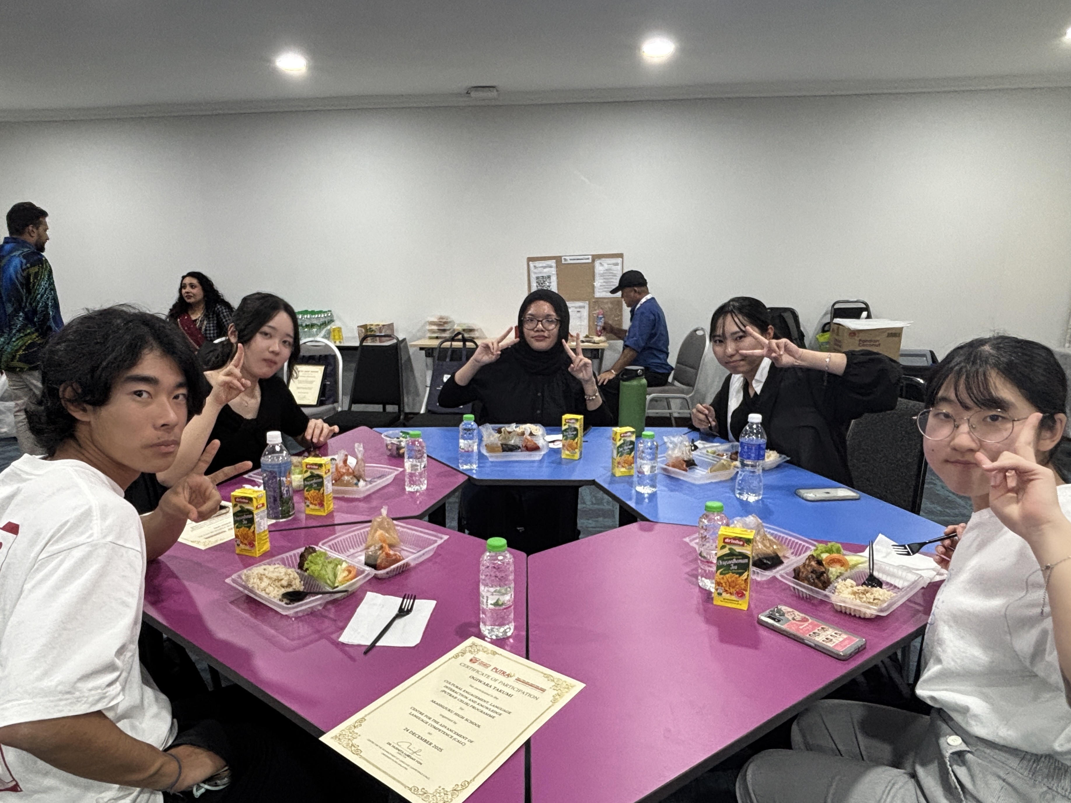 15_プトラ大学の学生と昼食④.jpg