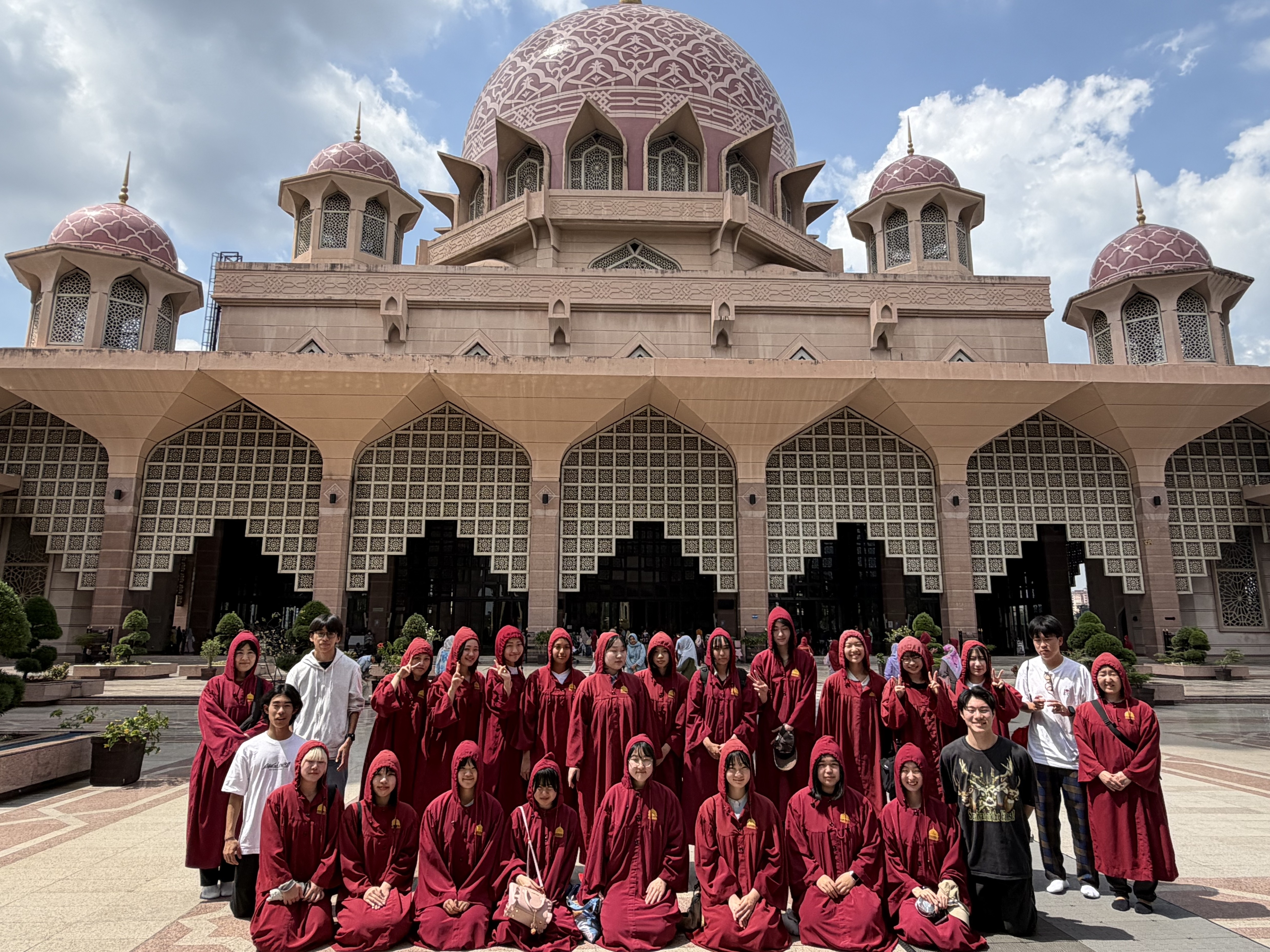 16__ピンクモスクの前で記念撮影.JPG