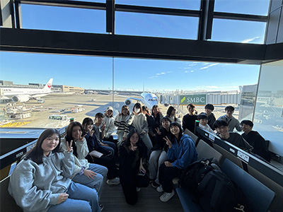 (1)成田空港からマレーシアへ向けて出発します