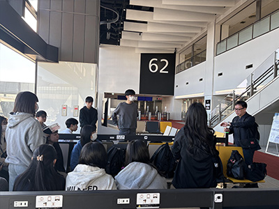 (1)成田空港からマレーシアへ向けて出発します