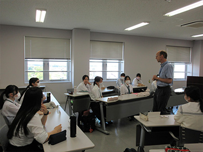研究員との活動の様子