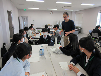 研究員との活動の様子