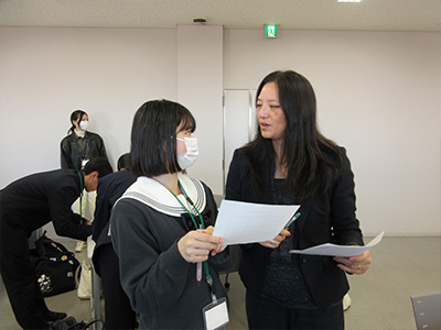 研究員との活動の様子