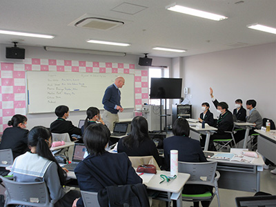研究員との活動の様子