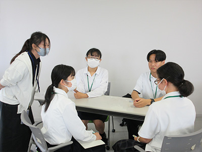 県立女子大学学生チューターのサポートを受けながら英語の活動をする塾生の様子