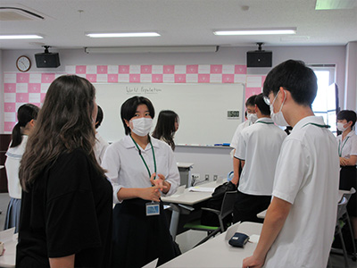 県立女子大学学生チューターのサポートを受けながら英語の活動をする塾生の様子