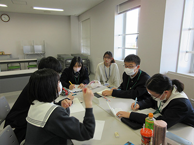 県立女子大学学生チューターのサポートを受けながら英語の活動をする塾生の様子